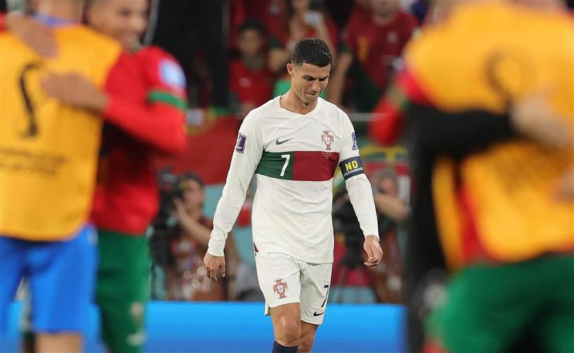  Reaksi Cristiano Ronaldo dari Portugal setelah pertandingan sepak bola perempat final Piala Dunia FIFA 2022 antara Maroko dan Portugal di Stadion Al Thumama di Doha, Qatar,  Sabtu (10/12).