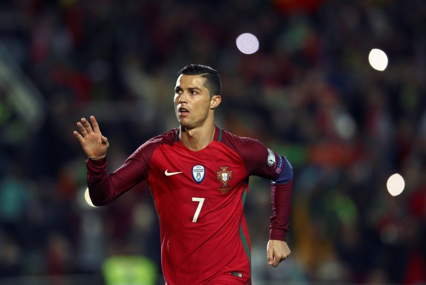 Reaksi Cristiano Ronaldo pada laga kualifikasi Piala Dunia 2018 lawan Latvia di stadion Algarve, Senin (14/11) dini hari WIB. Ronaldo mencetak dua gol pada laga ini.