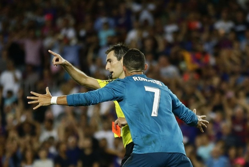 Reaksi Cristiano Ronaldo saat dikartu merah melawan Barcelona.