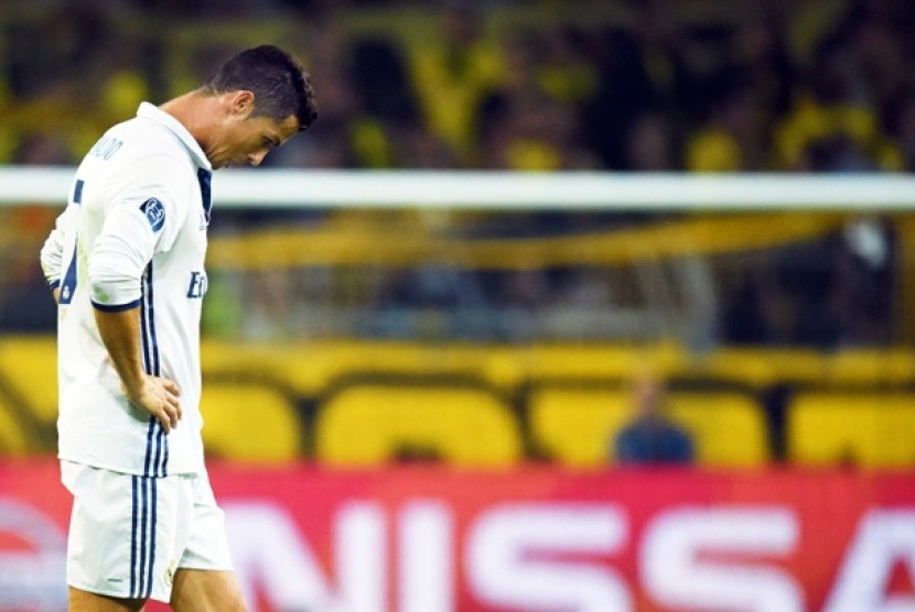 Reaksi Cristiano Ronaldo seusai Real Madrid hanya mampu bermain imbang 2-2 dengan Dortmund di laga Grup F Liga Champions. Laga digelar di Signal Iduna Park, Dortmund, Rabu (28/9) dini hari WIB.