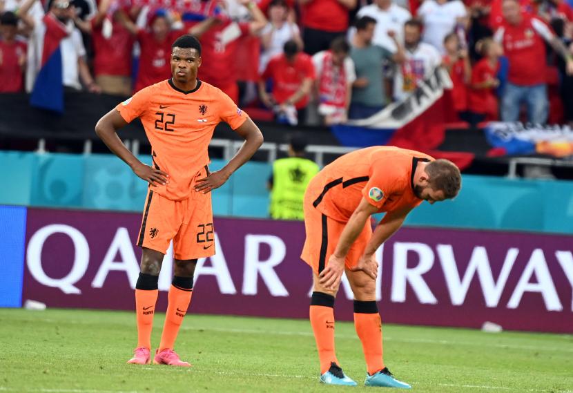  Reaksi Denzel Dumfries dari Belanda (kiri) setelah kalah dalam pertandingan sepak bola babak 16 besar UEFA EURO 2020 antara Belanda dan Republik Ceko di Budapest, Hongaria, 27 Juni 2021. 