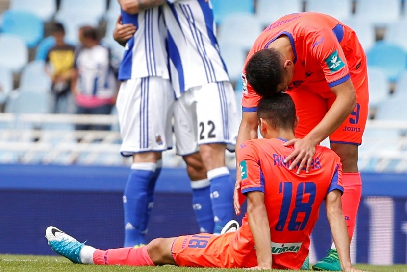 Reaksi dua pemain Granada, Isaac Cuenca (kanan) dan Andreas Pereira seusai laga La Liga lawan Real Sociedad di stadion Anoeta, Sabtu (29/4). Granada terdegradasi ke Divisi Segunda.