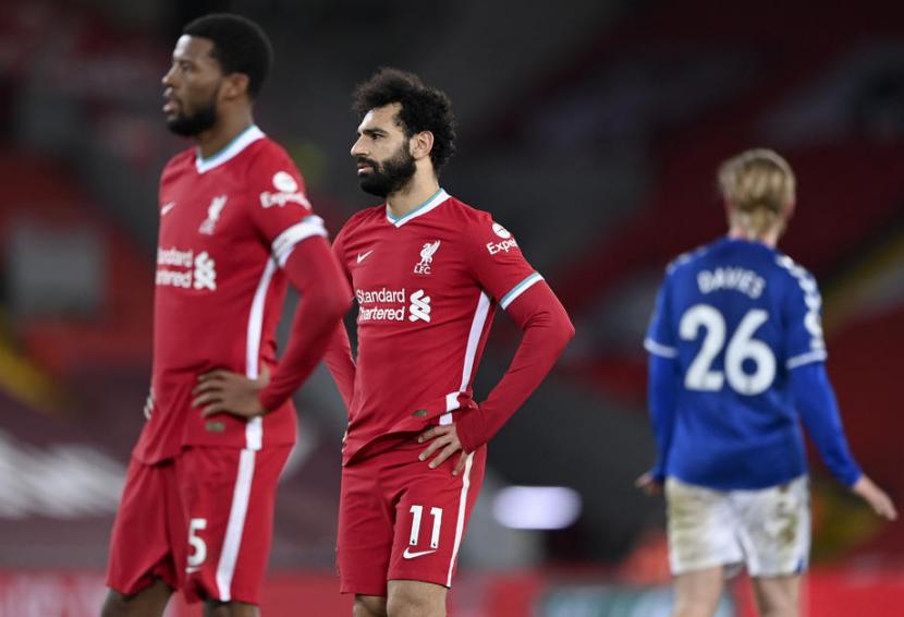 Reaksi dua pemain Liverpool, Georginio Wijnaldum (kiri) dan Mohamed Salah (tengah) pada laga Liga Primer Inggris lawan Everton di Anfield, Ahad (21/2) dini hari WIB. Liverpool kalah 0-2 pada laga ini.