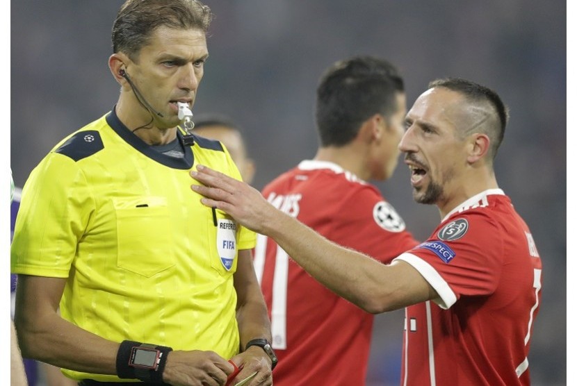 Reaksi Franck Ribery (kanan) saat mendapatkan kartu kuning dalam laga Bayern Muenchen kontra Anderlecht.