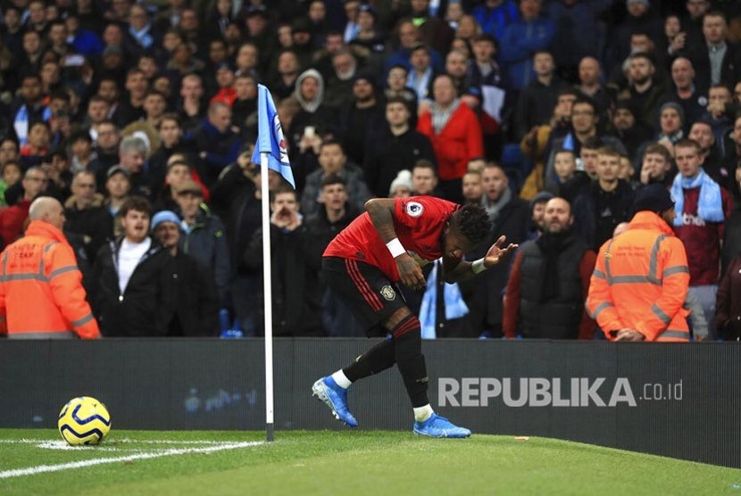 Reaksi Fred setelah dilempar sesuatu pada laga derby Manchester antara Manchester City melawan Manchester United di Etihad Stadium, Manchester, Ahad (8/12) dini hari.