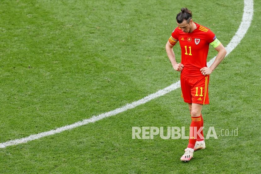 Reaksi Gareth Bale dari Wales setelah gol dari Denmark ke gawang timnya saat pertandingan babak 16 besar Piala Eropa 2020 antara Wales dan Denmark, di Johan Cruyff Arena di Amsterdam, Belanda, Sabtu (26/6).