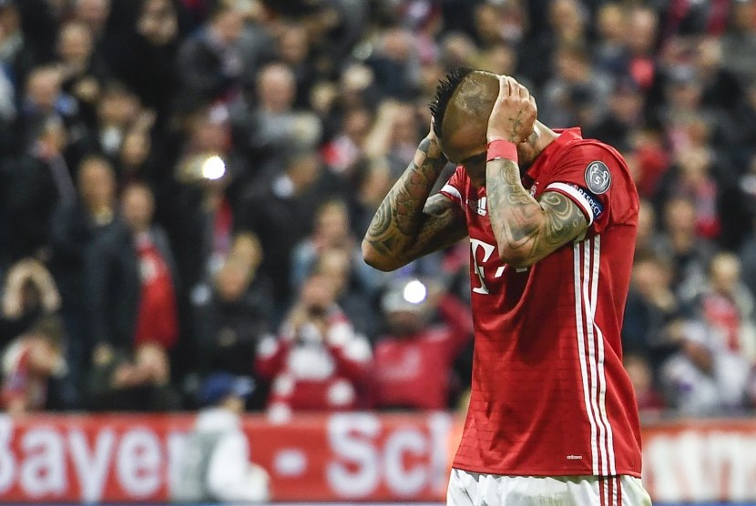 Reaksi gelandang Bayern Muenchen, Arturo Vidal setelah gagal mengeksekusi penalti pada leg pertama perempat final Liga Champions lawan Real Madrid di Allianz Arena, Kamis (13/4) dini hari WIB. Muenchen kalah 1-2.