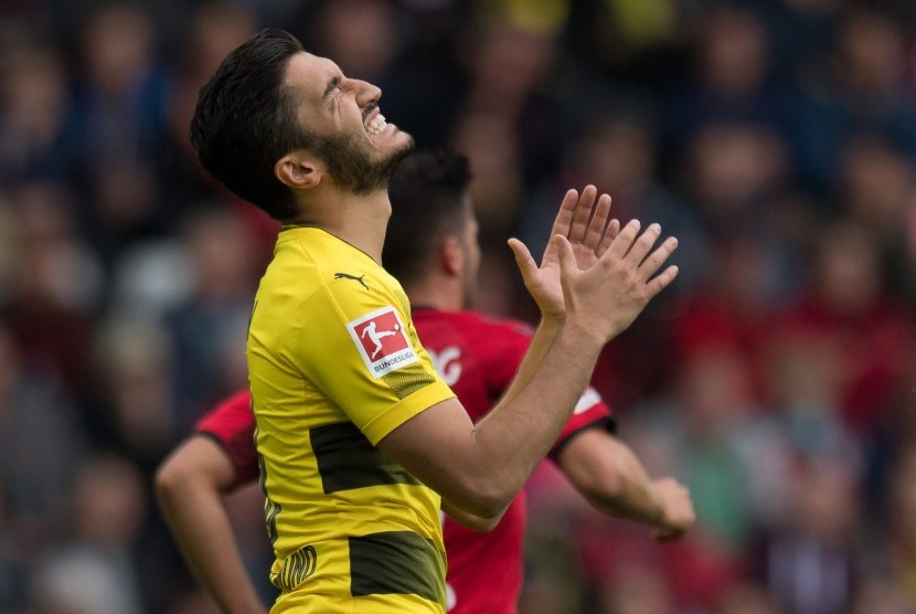 Reaksi gelandang Borussia Dortmund, Nuri Sahin pada laga Bundesliga lawan Freiburg di Freiburg, Sabtu (9/9). Laga berakhir imbang tanpa gol.