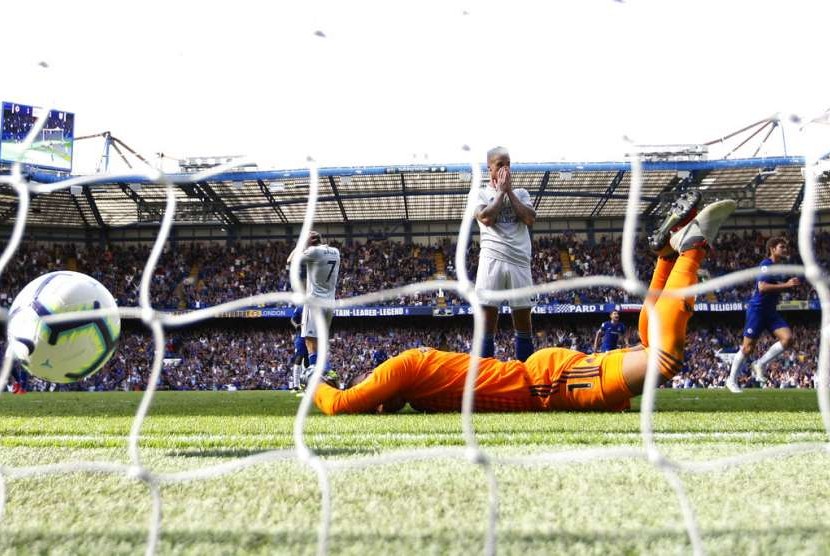 Reaksi gelandang Chelsea, Eden Hazard saat menjebol gawang Cardiff City pada laga Liga Primer Inggris, Sabtu (15/9).