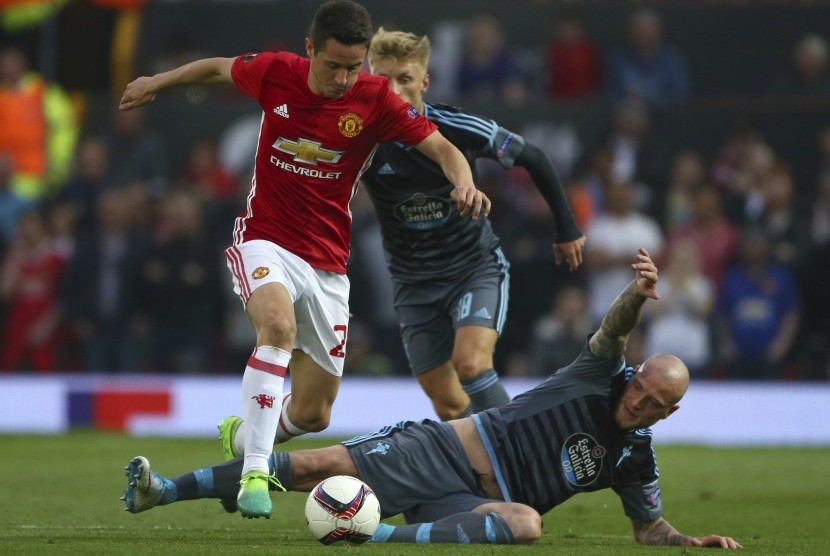 Reaksi gelandang Manchester United, Ander Herrera (kir) saat laga lawan Celta Vigo pada semifinal Liga Europa di Old Trafford, Jumat (12/5) dini hari WIB. United berhasil melaju ke babak final.