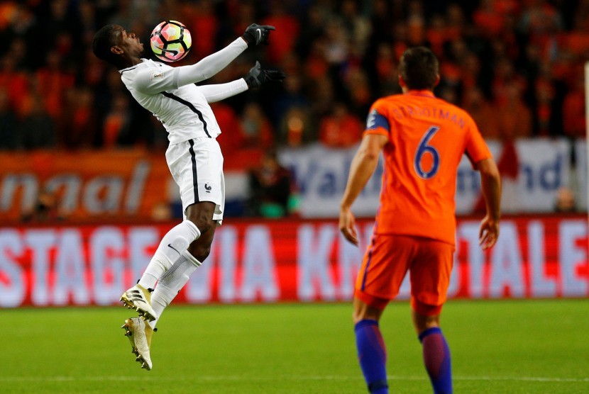 Reaksi gelandang timnas Prancis, Paul Pogba (kiri) diawasi bek Belanda, Kevin Strootman pada laga kualifikasi Piala Dunia 2018 di Amsterdam Arena, Selasa (11/10) dini hari WIB. Pogba mencetak satu gol kemenangan Prancis pada laga itu.