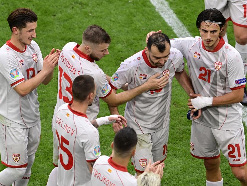  Reaksi Goran Pandev (tengah) dari Makedonia Utara setelah pergantian pemain pada pertandingan penyisihan grup C UEFA EURO 2020 antara Makedonia Utara dan Belanda di Amsterdam, Belanda, 21 Juni 2021. 