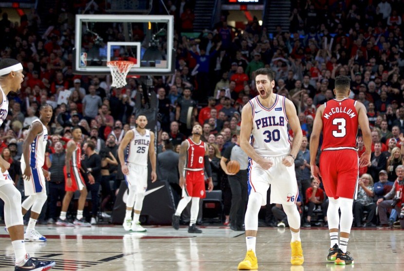 Reaksi guard Philadelphia 76ers Furkan Korkmaz (kedua kanan) usai mencetak poin kemenangan timnya atas Portland Trail Blazers