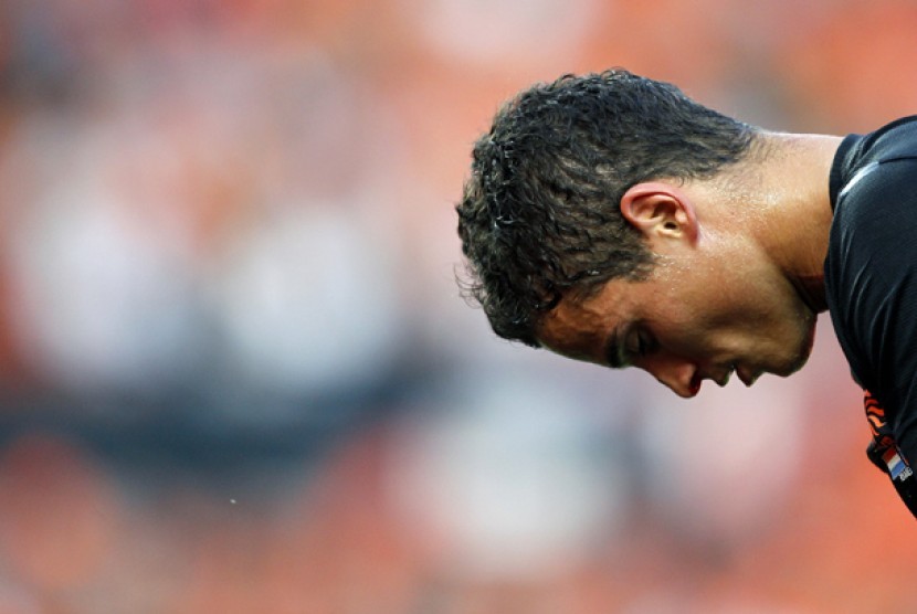  Reaksi Ibrahim Afellay setelah terkena bola saat menjalani laga persahabatan antara Belanda dan Slovakia di stadion Kuip, Rotterdam, Belanda, Rabu (30/5) waktu setempat.  