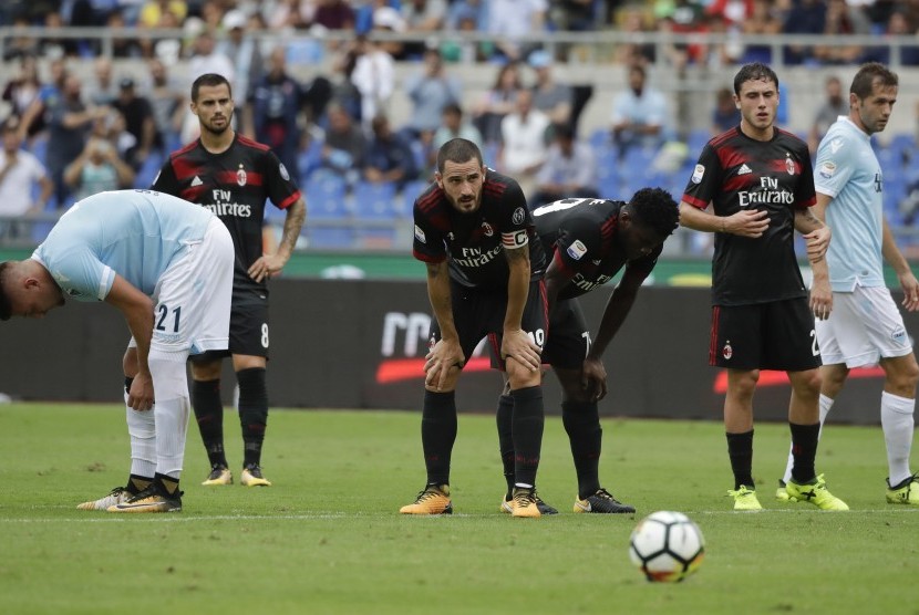 Reaksi kapten AC Milan, Leonardo Bonucci (tengah) pada laga Serie A lawan Lazio di Stadion Olimpico, Ahad (10/9). Milan kalah 1-4 pada laga ini.