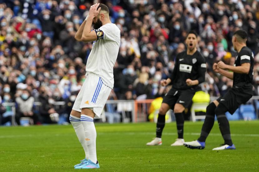 Reaksi Karim Benzema dari Real Madrid setelah gagal mencetak gol dalam pertandingan sepak bola La Liga Spanyol antara Real Madrid dan Elche di stadion Bernabeu di Madrid, Spanyol, Ahad (23/1/2022)..