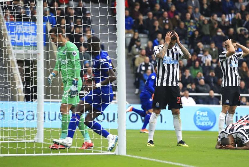 Reaksi kecewa para pemain Newcastle United setelah kebobolan lewat gol bunuh diri saat melawan Chelsea.
