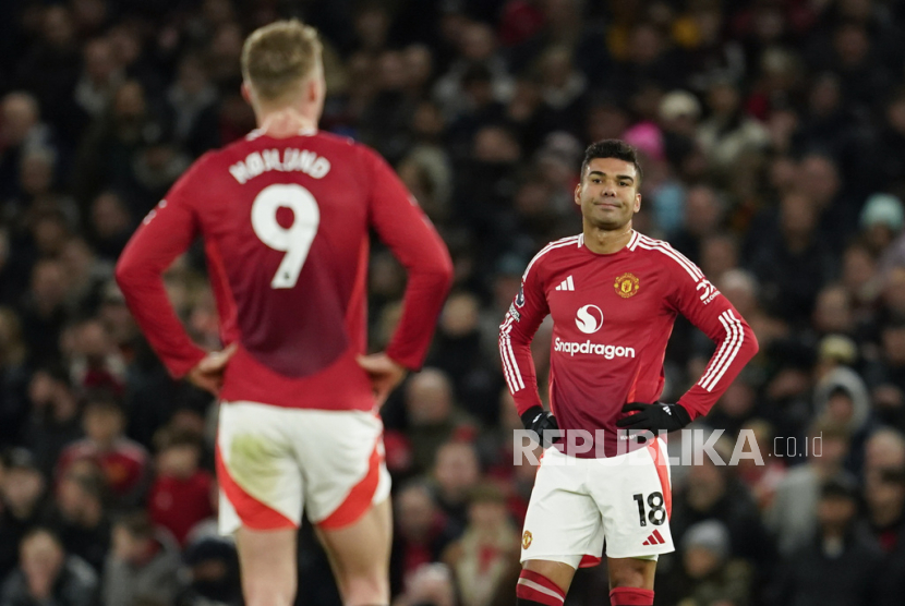 Reaksi kekecewaan gelandang Manchester United Casmeiro (kanan) dan rekannya Rasmus Hojlund setelah gawang tim mereka dibobol oleh Joelinton dari Newcastle United dalam pertandingan sepak bola Liga Primer Inggris di Stadion Old Trafford, Manchester, Selasa, 31 Desember 2024 dini hari WIB. 