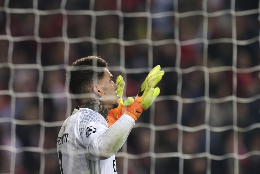 Reaksi kiper Benfica, Ederson pada laga Liga Champions lawan Borussia Dortmund di stadion Luz, Rabu (15/2) dini hari WIB. Benfica menang 1-0.