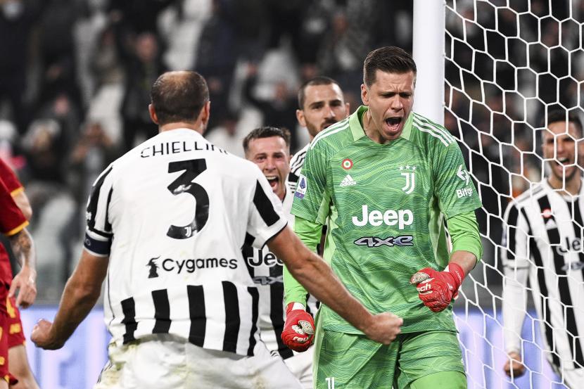 Reaksi kiper Juventus Wojciech Szczesny setelah menyelamatkan penalti pada pertandingan sepak bola Serie A antara Juventus dan Roma, di stadion Turin Allianz, Italia, Minggu, 17 Oktober 2021.