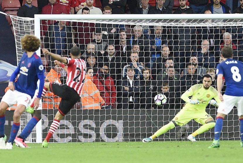 Reaksi kiper Manchester United, Sergio Romero (kedua kanan) pada laga Liga Primer lawan Southampton di Stadion St Marys, Kamis (18/5) dini hari WIB. Laga berakhir imbang tanpa gol.