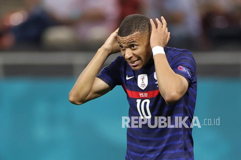 Reaksi Kylian Mbappe dari Prancis setelah gagal mencetak gol pada pertandingan babak 16 besar Piala Eropa 2020 antara Prancis dan Swiss di stadion National Arena, di Bucharest, Rumania, Selasa (29/6) dini hari WIB.