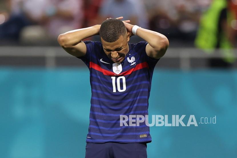 Reaksi Kylian Mbappe dari Prancis setelah gagal mencetak gol pada pertandingan babak 16 besar Piala Eropa 2020 antara Prancis dan Swiss di stadion National Arena, di Bucharest, Rumania, Selasa (29/6) dini hari WIB.