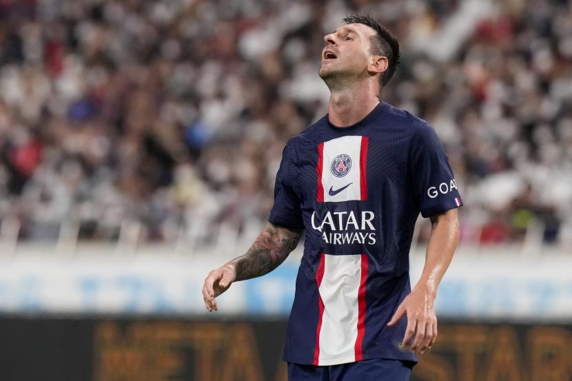 Reaksi Lionel Messi dari Paris Saint-Germain saat pertandingan persahabatan antara Paris Saint-Germain dan Urawa Reds di Saitama Stadium di Saitama, utara Tokyo, Sabtu, 23 Juli 2022. 