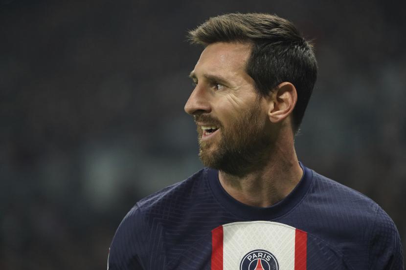  Reaksi Lionel Messi dari PSG selama pertandingan sepak bola Liga Satu Prancis antara Lyon dan Paris Saint Germain di stadion Groupama di Decines, di luar Lyon, Prancis tengah, Senin (19/9/2022) dini hari WIB.