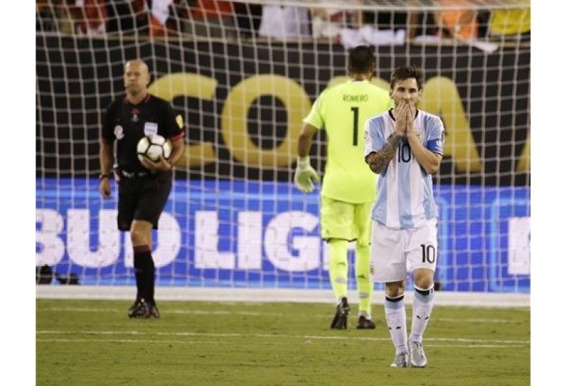 Reaksi Lionel Messi seusai gagal menjadi eksekutor penalti.