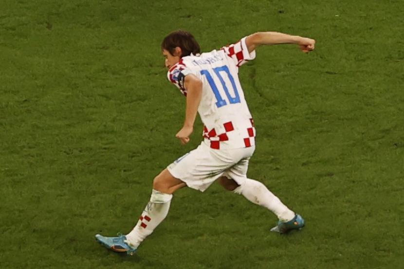  Reaksi Luka Modric dari Kroasia setelah mencetak tendangan penalti pada pertandingan sepak bola perempat final Piala Dunia FIFA 2022 antara Kroasia dan Brasil di Education City Stadium di Doha, Qatar,  Jumat (9/12/2022).