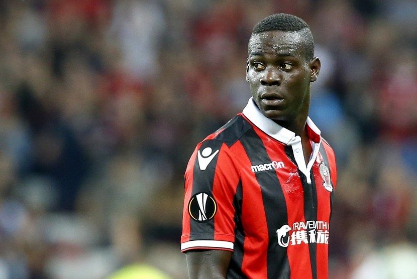 Reaksi Mario Balotelli saat Nice melawan Schalke 04 di Liga Europa, belum lama ini. Bersama Nice, Balotelli telah mencetak enam gol dari lima laga.