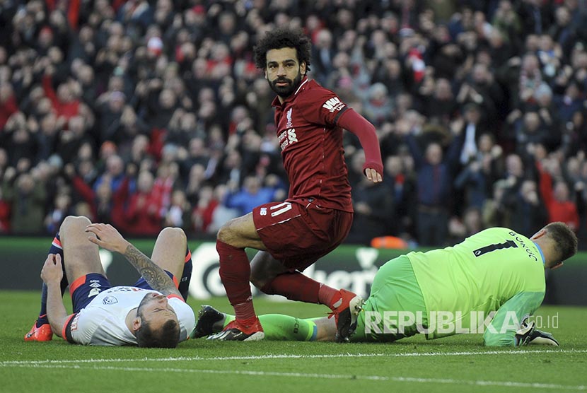 Reaksi Mohamed Salah sesaat setelah mencetak gol ke gawang Bournemouth  pada pertandingan Liga Inggris antara Liverpool melawan Bournemouth di Anfield Stadium, Liverpool, Sabtu (10/2).