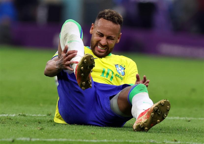  Neymar dari Brasil saat menderita cedera pergelangan tangan 