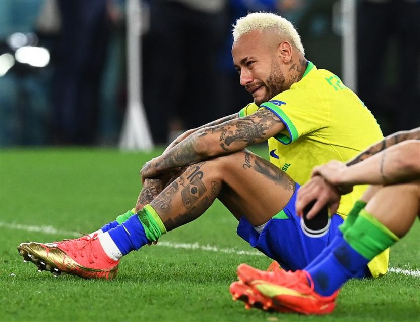  Reaksi Neymar dari Brasil setelah kalah dalam adu penalti pada pertandingan sepak bola perempat final Piala Dunia FIFA 2022 antara Kroasia dan Brasil di Stadion Education City di Doha, Qatar,  Jumat (9/12/2022).