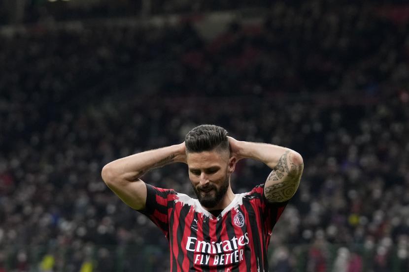 Reaksi Olivier Giroud dari AC Milan selama pertandingan sepak bola Serie A antara AC Milan dan Bologna di stadion San Siro, di Milan, Italia, Senin, 4 April 2022.