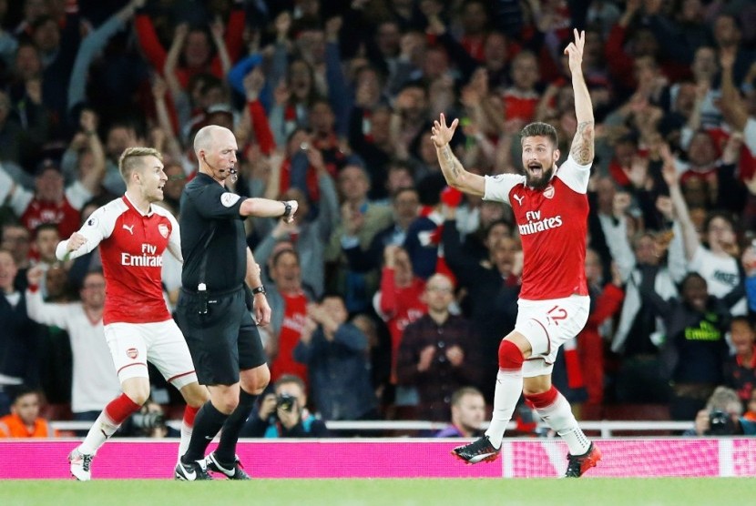 Reaksi Olivier Giroud (kanan) setelah menjebol gawang Leicester City.