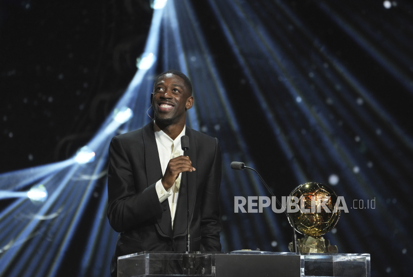 Reaksi Ousmane Dembele dari Paris Saint-Germain saat menerima trofi Ballon d