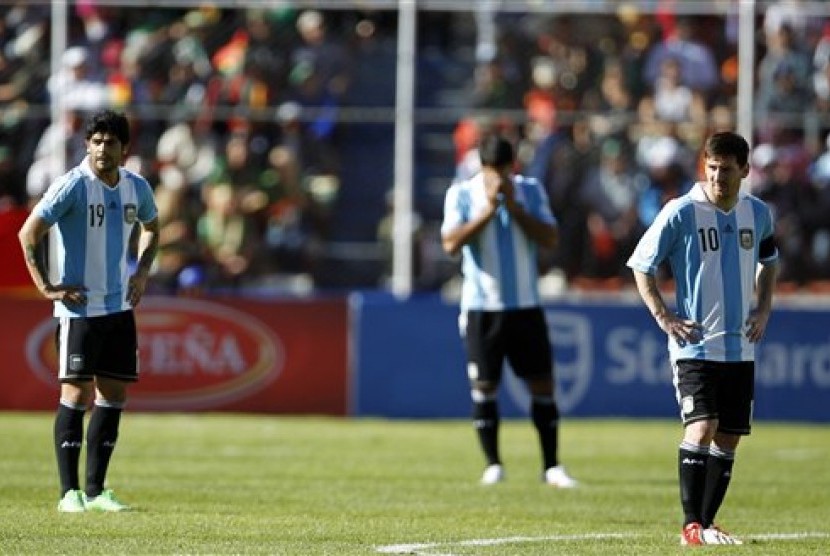 Reaksi para pemain Argentina saat gawang mereka dibobol Bolvia pada laga kualifikasi Piala Dunia zona Amerika Selatan di La Paz, Rabu (27/3).