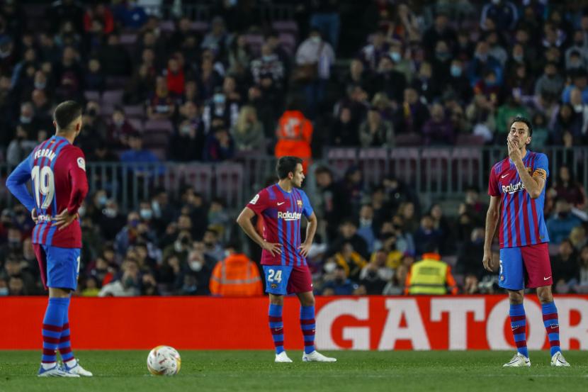 Reaksi para pemain Barcelona setelah Cadiz mencetak gol pembuka mereka dalam pertandingan sepak bola La Liga Spanyol antara FC Barcelona dan Cadiz di stadion Camp Nou di Barcelona, ??Spanyol, Senin, 18 April 2022.