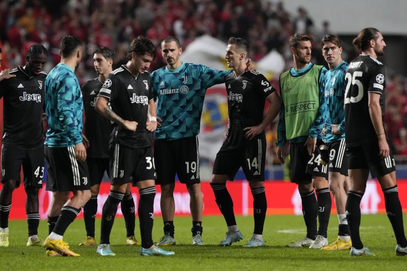 Reaksi para pemain Juventus usai pertandingan dan tersingkir dari Grup H Liga Champions melawan SL Benfica di Stadion Luz di Lisbon, Selasa, 25 Oktober 2022.