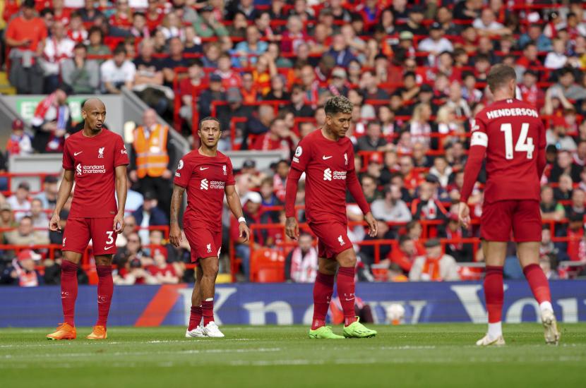 Reaksi para pemain Liverpool setelah pemain Brighton and Hove Albion Leandro Trossard mencetak gol kedua timnya saat pertandingan Liga Inggris antara Liverpool dan Brighton & Hove Albion di Anfield, Liverpool, Inggris, Sabtu 1 Oktober 2022. 