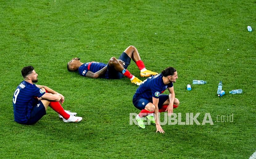 Reaksi para pemain Prancis usai kalah dari Swiss dalam adu penalti pada pertandingan babak 16 besar Piala Eropa 2020 di Stadion National Arena, Bucharest, Rumania, Selasa (29/6) dini hari WIB.