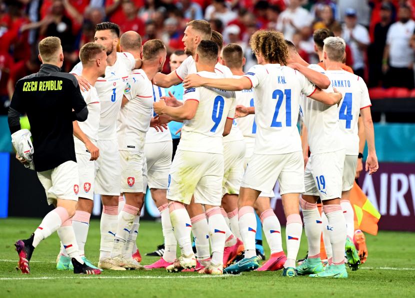 Reaksi para pemain Republik Ceko usai memenangkan pertandingan sepak bola babak 16 besar UEFA EURO 2020 antara Belanda dan Republik Ceko di Budapest, Hongaria, 27 Juni 2021. 