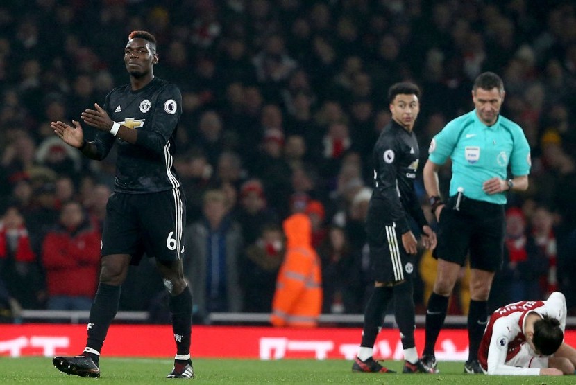 Reaksi Paul Pogba ketika menerima kartu merah pada laga Manchester United kontra Arsenal di Stadion Emirates, London, Ahad (3/12) dini hari WIB.