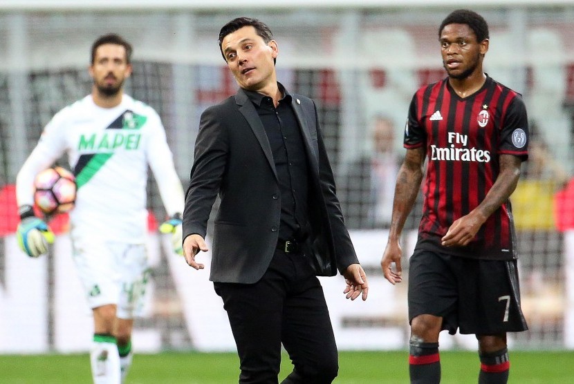 Reaksi pelatih AC Milan, Vicenzo Montella pada laga Serie A lawan Sassuolo, Ahad (2/10). Laga di stadion San Siro itu berakhir kemenangan 4-3 untuk Milan.