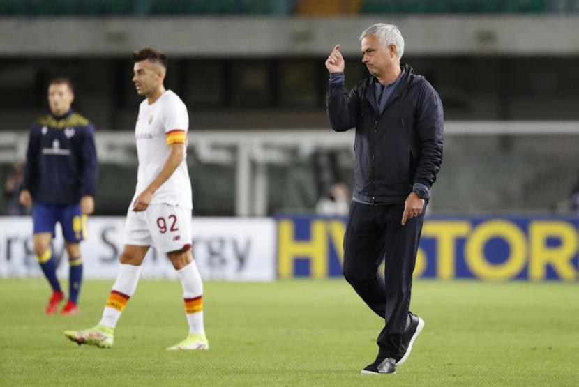 Reaksi pelatih AS Roma, Jose Mourinho pada laga Serie A melawan Verona, di Stadion Marc