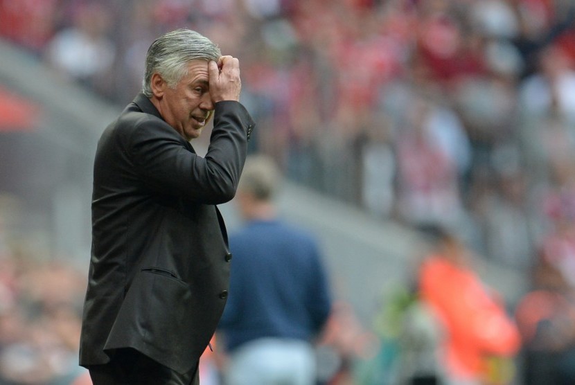 Reaksi pelatih Bayern Muenchen, Carlo Ancelotti pada laga Bundesliga lawan FC Cologne, Sabtu (2/10). Pada laga yang digelar di Allianz Arena itu, Munchen ditahan imbang 1-1.