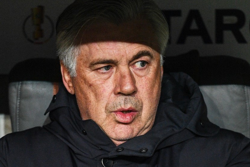 Reaksi pelatih Bayern Muenchen, Carlo Ancelotti pada laga semifinal DFB Pokal lawan Borussia Dortmund di Allianz Arena, Kamis (27/4) dini hari WIB. Muenchen tersingkir.