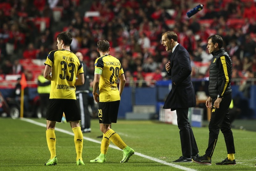 Reaksi pelatih Borussia Dortmund, Thomas Tuchel (kedua kanan) pada leg pertama babak perdelapan final Liga Champions lawan Benfica di stadion Luz, Rabu (15/2) dini hari WIB. Dortmund kalah 0-1.